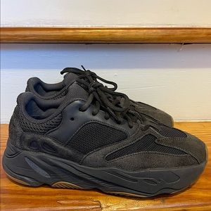 FAIRLY WORN YEEZY 700 “UTILITY BLACK” size 8.5